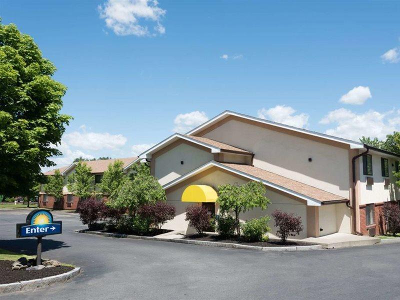 Days Inn By Wyndham גרינפילד מראה חיצוני תמונה