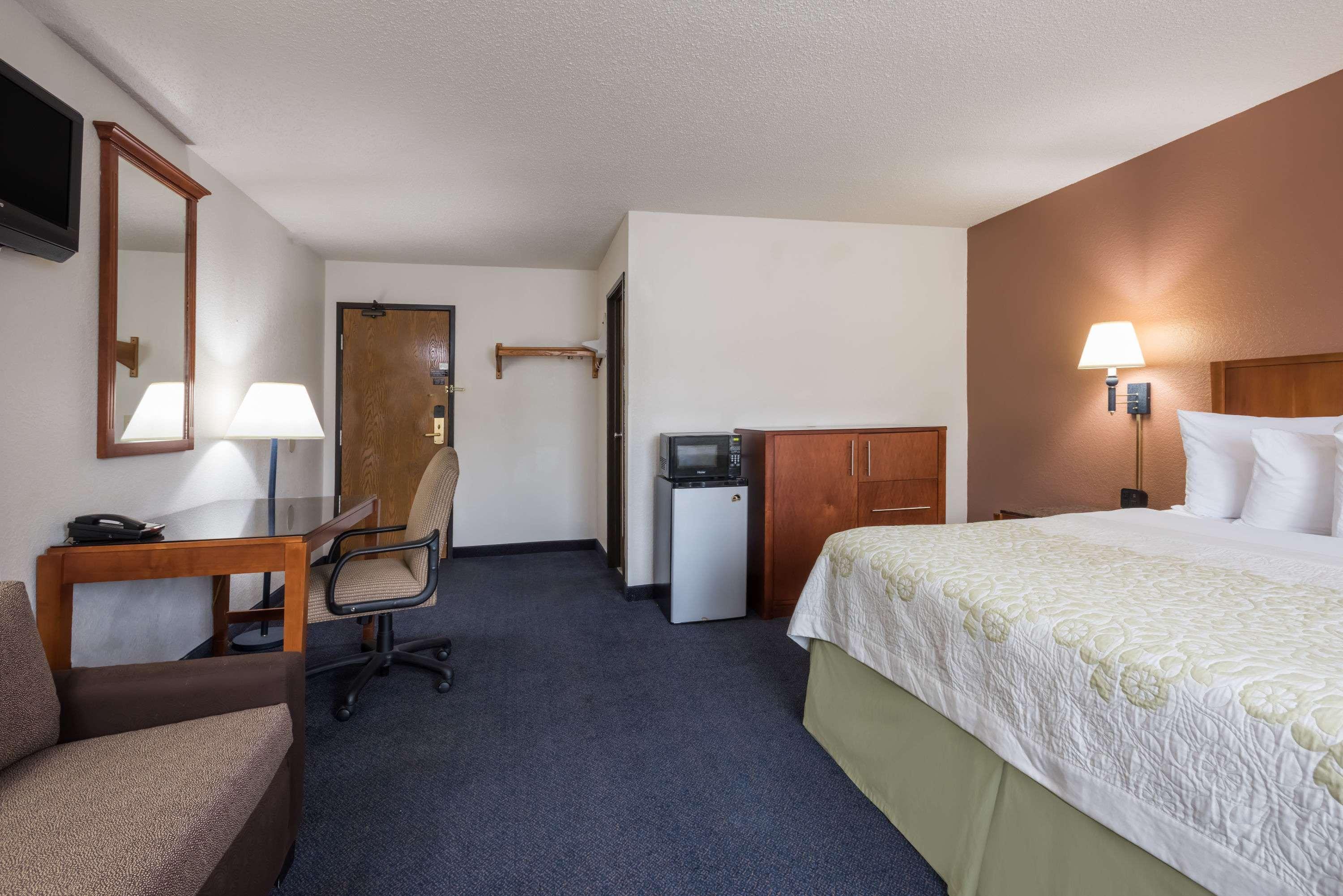 Days Inn By Wyndham גרינפילד מראה חיצוני תמונה